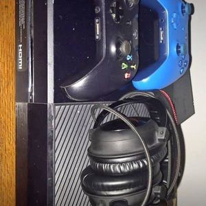 Xbox one , 2 controllers, headset , hdmi cord